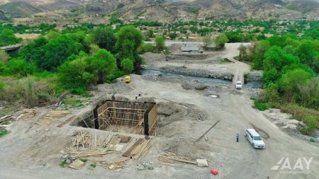 Qubadlı-Eyvazlı avtomobil yolu boyunca genişmiqyaslı tikinti işləri davam etdirilir