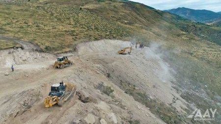 Qubadlı-Eyvazlı avtomobil yolu boyunca genişmiqyaslı tikinti işləri davam etdirilir