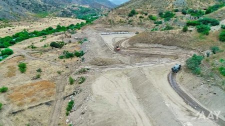 Qubadlı-Eyvazlı avtomobil yolu boyunca genişmiqyaslı tikinti işləri davam etdirilir