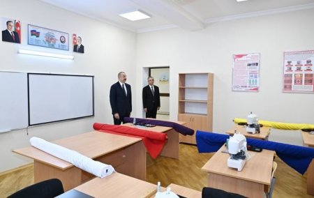 İlham Əliyev Bakıda yeni korpusu tikilən məktəbdə yaradılan şəraitlə tanış olub - FOTO