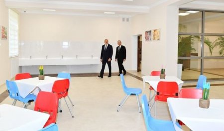 İlham Əliyev Bakıda yeni korpusu tikilən məktəbdə yaradılan şəraitlə tanış olub - FOTO