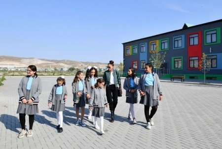İlham Əliyev və Mehriban Əliyeva Zəngilanın Ağalı kəndində sakinlərlə görüşüblər - YENİLƏNİB + FOTO İlham Əliyev və Mehriban Əliyeva Zəngilanın Ağalı kəndində sakinlərlə görüşüblər - YENİLƏNİB + FOTO