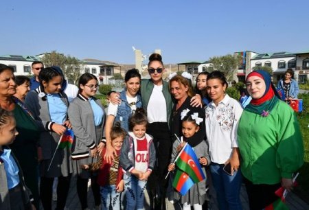 İlham Əliyev və Mehriban Əliyeva Zəngilanın Ağalı kəndində sakinlərlə görüşüblər - YENİLƏNİB + FOTO İlham Əliyev və Mehriban Əliyeva Zəngilanın Ağalı kəndində sakinlərlə görüşüblər - YENİLƏNİB + FOTO