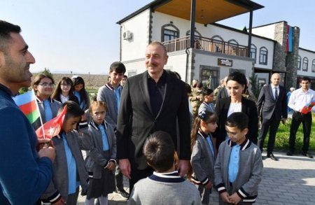 İlham Əliyev və Mehriban Əliyeva Zəngilanın Ağalı kəndində sakinlərlə görüşüblər - YENİLƏNİB + FOTO İlham Əliyev və Mehriban Əliyeva Zəngilanın Ağalı kəndində sakinlərlə görüşüblər - YENİLƏNİB + FOTO