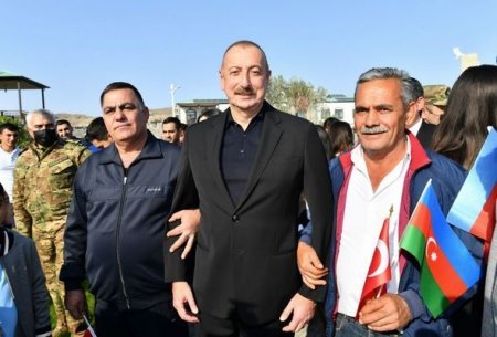 İlham Əliyev və Mehriban Əliyeva Zəngilanın Ağalı kəndində sakinlərlə görüşüblər - YENİLƏNİB + FOTO İlham Əliyev və Mehriban Əliyeva Zəngilanın Ağalı kəndində sakinlərlə görüşüblər - YENİLƏNİB + FOTO