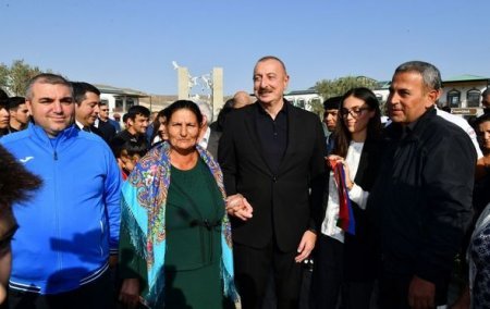 İlham Əliyev və Mehriban Əliyeva Zəngilanın Ağalı kəndində sakinlərlə görüşüblər - YENİLƏNİB + FOTO İlham Əliyev və Mehriban Əliyeva Zəngilanın Ağalı kəndində sakinlərlə görüşüblər - YENİLƏNİB + FOTO