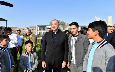 İlham Əliyev və Mehriban Əliyeva Zəngilanın Ağalı kəndində sakinlərlə görüşüblər - YENİLƏNİB + FOTO İlham Əliyev və Mehriban Əliyeva Zəngilanın Ağalı kəndində sakinlərlə görüşüblər - YENİLƏNİB + FOTO