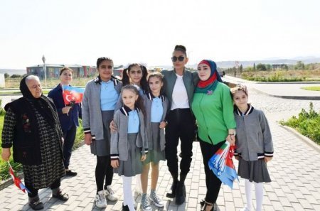İlham Əliyev və Mehriban Əliyeva Zəngilanın Ağalı kəndində sakinlərlə görüşüblər - YENİLƏNİB + FOTO İlham Əliyev və Mehriban Əliyeva Zəngilanın Ağalı kəndində sakinlərlə görüşüblər - YENİLƏNİB + FOTO