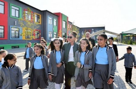 İlham Əliyev və Mehriban Əliyeva Zəngilanın Ağalı kəndində sakinlərlə görüşüblər - YENİLƏNİB + FOTO İlham Əliyev və Mehriban Əliyeva Zəngilanın Ağalı kəndində sakinlərlə görüşüblər - YENİLƏNİB + FOTO
