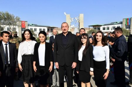 İlham Əliyev və Mehriban Əliyeva Zəngilanın Ağalı kəndində sakinlərlə görüşüblər - YENİLƏNİB + FOTO İlham Əliyev və Mehriban Əliyeva Zəngilanın Ağalı kəndində sakinlərlə görüşüblər - YENİLƏNİB + FOTO