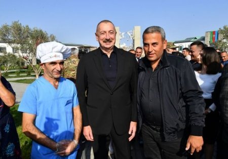 İlham Əliyev və Mehriban Əliyeva Zəngilanın Ağalı kəndində sakinlərlə görüşüblər - YENİLƏNİB + FOTO İlham Əliyev və Mehriban Əliyeva Zəngilanın Ağalı kəndində sakinlərlə görüşüblər - YENİLƏNİB + FOTO