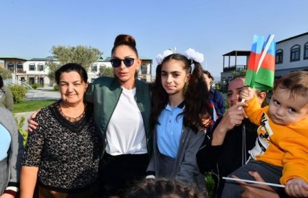İlham Əliyev və Mehriban Əliyeva Zəngilanın Ağalı kəndində sakinlərlə görüşüblər - YENİLƏNİB + FOTO İlham Əliyev və Mehriban Əliyeva Zəngilanın Ağalı kəndində sakinlərlə görüşüblər - YENİLƏNİB + FOTO