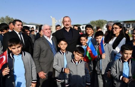 İlham Əliyev və Mehriban Əliyeva Zəngilanın Ağalı kəndində sakinlərlə görüşüblər - YENİLƏNİB + FOTO İlham Əliyev və Mehriban Əliyeva Zəngilanın Ağalı kəndində sakinlərlə görüşüblər - YENİLƏNİB + FOTO