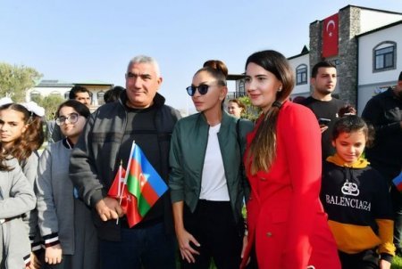 İlham Əliyev və Mehriban Əliyeva Zəngilanın Ağalı kəndində sakinlərlə görüşüblər - YENİLƏNİB + FOTO İlham Əliyev və Mehriban Əliyeva Zəngilanın Ağalı kəndində sakinlərlə görüşüblər - YENİLƏNİB + FOTO