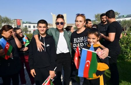 İlham Əliyev və Mehriban Əliyeva Zəngilanın Ağalı kəndində sakinlərlə görüşüblər - YENİLƏNİB + FOTO İlham Əliyev və Mehriban Əliyeva Zəngilanın Ağalı kəndində sakinlərlə görüşüblər - YENİLƏNİB + FOTO