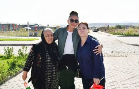 İlham Əliyev və Mehriban Əliyeva Zəngilanın Ağalı kəndində sakinlərlə görüşüblər - YENİLƏNİB + FOTO İlham Əliyev və Mehriban Əliyeva Zəngilanın Ağalı kəndində sakinlərlə görüşüblər - YENİLƏNİB + FOTO