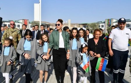 İlham Əliyev və Mehriban Əliyeva Zəngilanın Ağalı kəndində sakinlərlə görüşüblər - YENİLƏNİB + FOTO İlham Əliyev və Mehriban Əliyeva Zəngilanın Ağalı kəndində sakinlərlə görüşüblər - YENİLƏNİB + FOTO