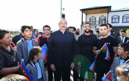 İlham Əliyev və Mehriban Əliyeva Zəngilanın Ağalı kəndində sakinlərlə görüşüblər - YENİLƏNİB + FOTO İlham Əliyev və Mehriban Əliyeva Zəngilanın Ağalı kəndində sakinlərlə görüşüblər - YENİLƏNİB + FOTO
