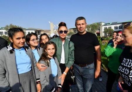 İlham Əliyev və Mehriban Əliyeva Zəngilanın Ağalı kəndində sakinlərlə görüşüblər - YENİLƏNİB + FOTO İlham Əliyev və Mehriban Əliyeva Zəngilanın Ağalı kəndində sakinlərlə görüşüblər - YENİLƏNİB + FOTO