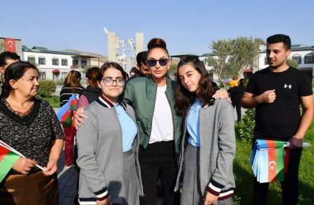 İlham Əliyev və Mehriban Əliyeva Zəngilanın Ağalı kəndində sakinlərlə görüşüblər - YENİLƏNİB + FOTO İlham Əliyev və Mehriban Əliyeva Zəngilanın Ağalı kəndində sakinlərlə görüşüblər - YENİLƏNİB + FOTO