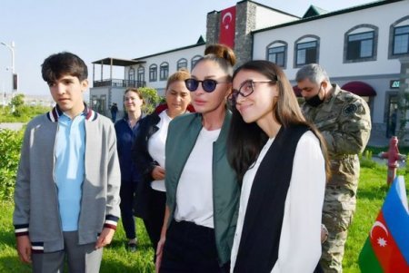 İlham Əliyev və Mehriban Əliyeva Zəngilanın Ağalı kəndində sakinlərlə görüşüblər - YENİLƏNİB + FOTO İlham Əliyev və Mehriban Əliyeva Zəngilanın Ağalı kəndində sakinlərlə görüşüblər - YENİLƏNİB + FOTO