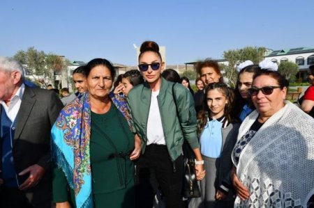 İlham Əliyev və Mehriban Əliyeva Zəngilanın Ağalı kəndində sakinlərlə görüşüblər - YENİLƏNİB + FOTO İlham Əliyev və Mehriban Əliyeva Zəngilanın Ağalı kəndində sakinlərlə görüşüblər - YENİLƏNİB + FOTO