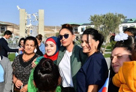 İlham Əliyev və Mehriban Əliyeva Zəngilanın Ağalı kəndində sakinlərlə görüşüblər - YENİLƏNİB + FOTO İlham Əliyev və Mehriban Əliyeva Zəngilanın Ağalı kəndində sakinlərlə görüşüblər - YENİLƏNİB + FOTO