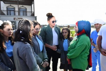 İlham Əliyev və Mehriban Əliyeva Zəngilanın Ağalı kəndində sakinlərlə görüşüblər - YENİLƏNİB + FOTO İlham Əliyev və Mehriban Əliyeva Zəngilanın Ağalı kəndində sakinlərlə görüşüblər - YENİLƏNİB + FOTO