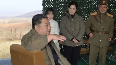 Kim Çen In qitələrarası ballistik raket buraxılışını ailəsi ilə izlədi - FOTO Kim Çen In qitələrarası ballistik raket buraxılışını ailəsi ilə izlədi - FOTO