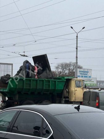 Ukraynada məşhur sovet yazıçısının heykəlini sökdülər - FOTO Ukraynada məşhur sovet yazıçısının heykəlini sökdülər - FOTO