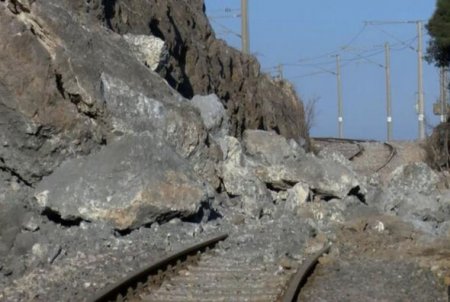 Qaziantepdə zəlzələ zamanı dağdan qopan qaya parçaları relslərə düşüb: 6 qatar aşıb