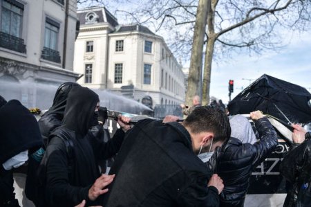 Fransada polislərlə etirazçılar arasında toqquşma - FOTO