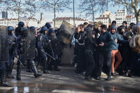 Fransada polislərlə etirazçılar arasında toqquşma - FOTO
