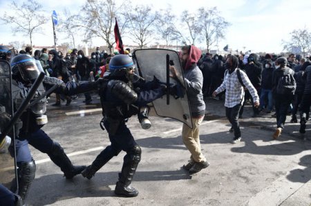 Fransada polislərlə etirazçılar arasında toqquşma - FOTO