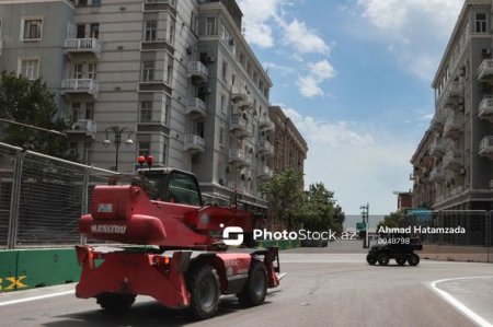 “Formula-1” yarışı ilə bağlı Bakının bəzi yollarında quraşdırılan maneələr sökülür - FOTOREPORTAJ