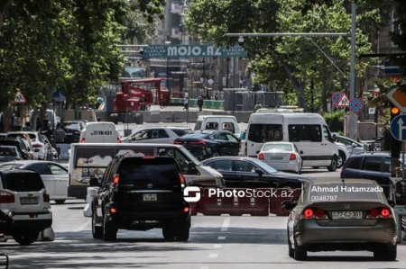 “Formula-1” yarışı ilə bağlı Bakının bəzi yollarında quraşdırılan maneələr sökülür - FOTOREPORTAJ