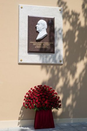 Nazirlər Kabinetinin binasının fasadında Ulu öndər Heydər Əliyevin barelyefi quraşdırılıb 