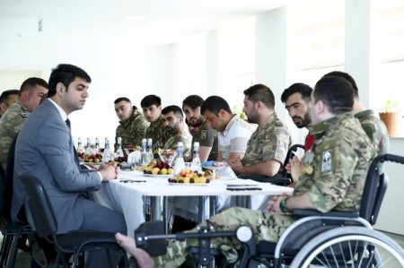 Anar Kərimov reabilitasiya xidmətləri göstərilən qazilərlə görüşüb