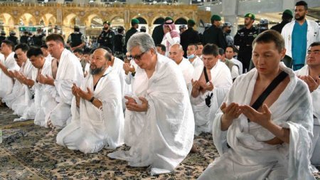 Qazaxıstan prezidenti Ümrə ziyarəti edib 