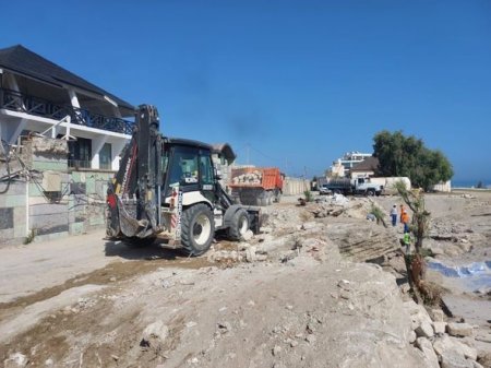 Buzovna çimərliyinə ağır texnika gətirildi