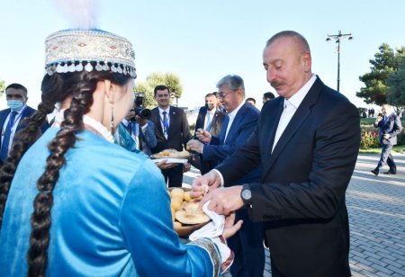 Azərbaycan və Qazaxıstan prezidentləri Milli Parkda qurulan “Qazax yurtası” ilə tanış olublar