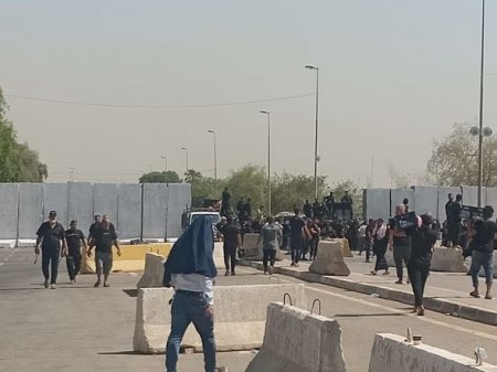 Əs-Sədr siyasətdən getdiyini elan etdi: İraqda komendant saatı tətbiq olundu
