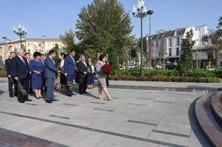 Sahibə Qafarovanın başçılıq etdiyi nümayəndə heyəti Daşkənddə Heydər Əliyev Meydanında olub