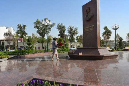 Sahibə Qafarovanın başçılıq etdiyi nümayəndə heyəti Daşkənddə Heydər Əliyev Meydanında olub
