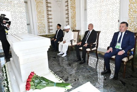 İlham Əliyev Özbəkistanın birinci Prezidenti İslam Kərimovun məqbərəsini ziyarət edib - FOTO