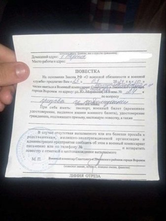 Rusiyada səfərbərlik əleyhinə mitinqə çıxan kişilərə çağırış vərəqəsi gəlib