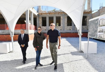İlham Əliyev və Mehriban Əliyeva Şuşada inşa olunan obyektlərdə işlərin gedişi ilə tanış olublar - FOTO