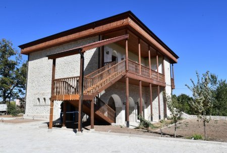 İlham Əliyev və Mehriban Əliyeva Şuşada inşa olunan obyektlərdə işlərin gedişi ilə tanış olublar - FOTO