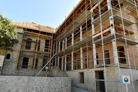 İlham Əliyev və Mehriban Əliyeva Şuşada inşa olunan obyektlərdə işlərin gedişi ilə tanış olublar - FOTO