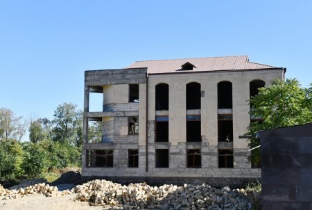 İlham Əliyev və Mehriban Əliyeva Şuşada inşa olunan obyektlərdə işlərin gedişi ilə tanış olublar - FOTO